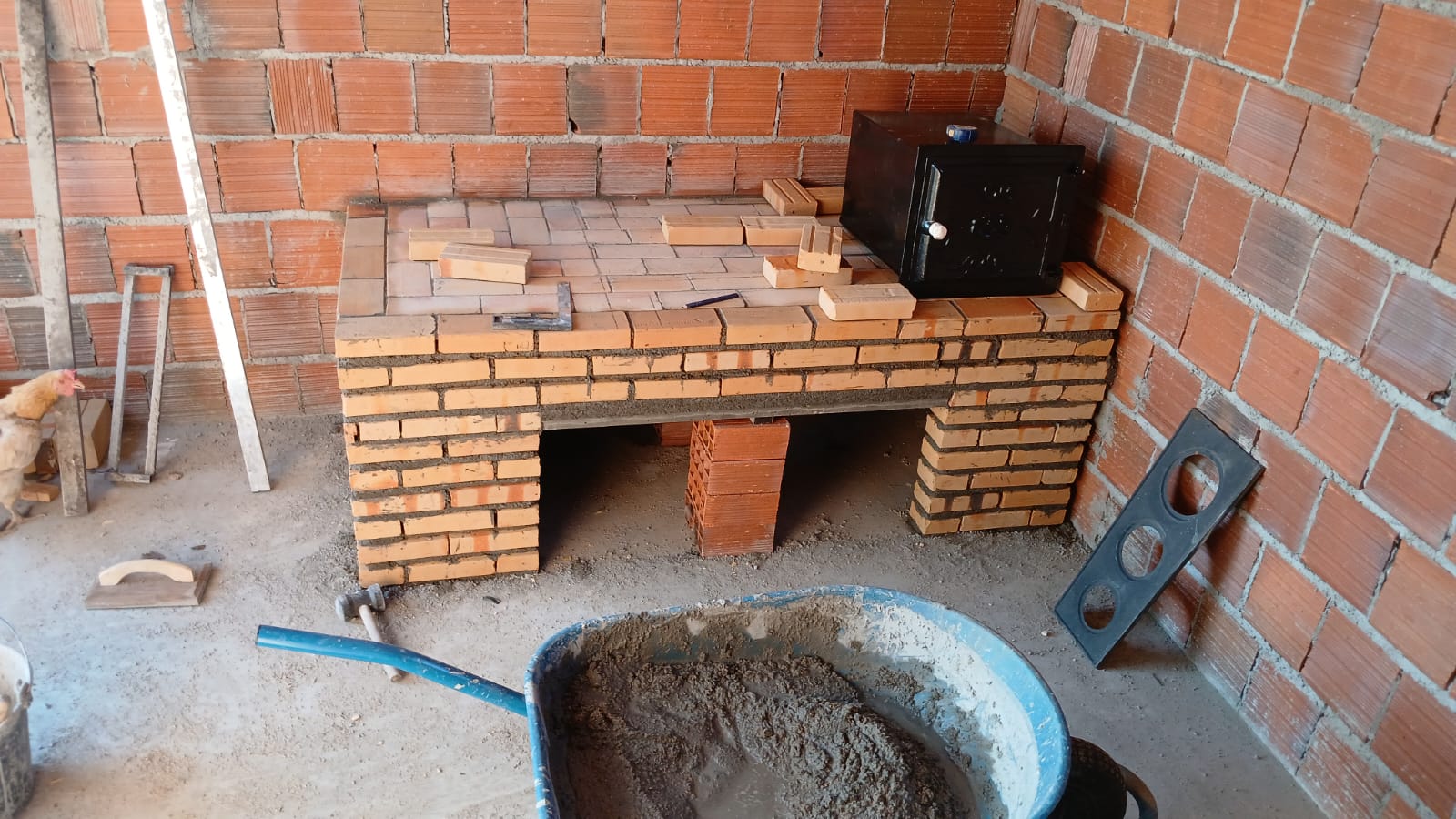 BASE LEVANTADA DURANTE A CONSTRUÇÃO DO FOGÃO.jpeg